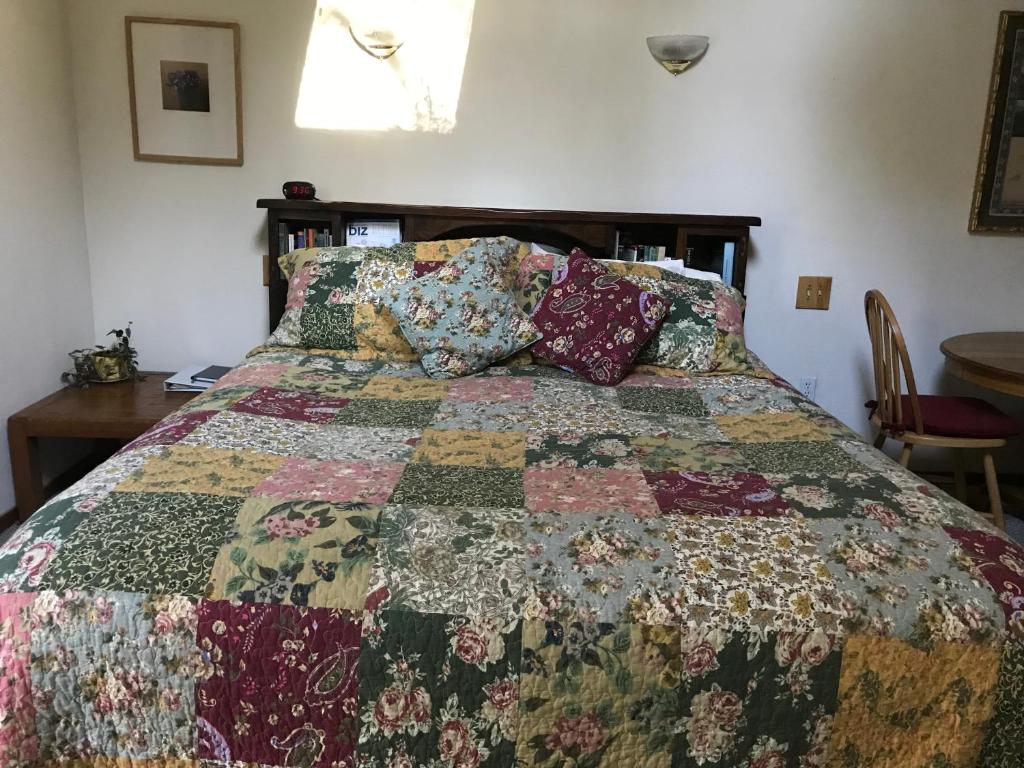 Postel nebo postele na pokoji v ubytování Backyard Garden Oasis