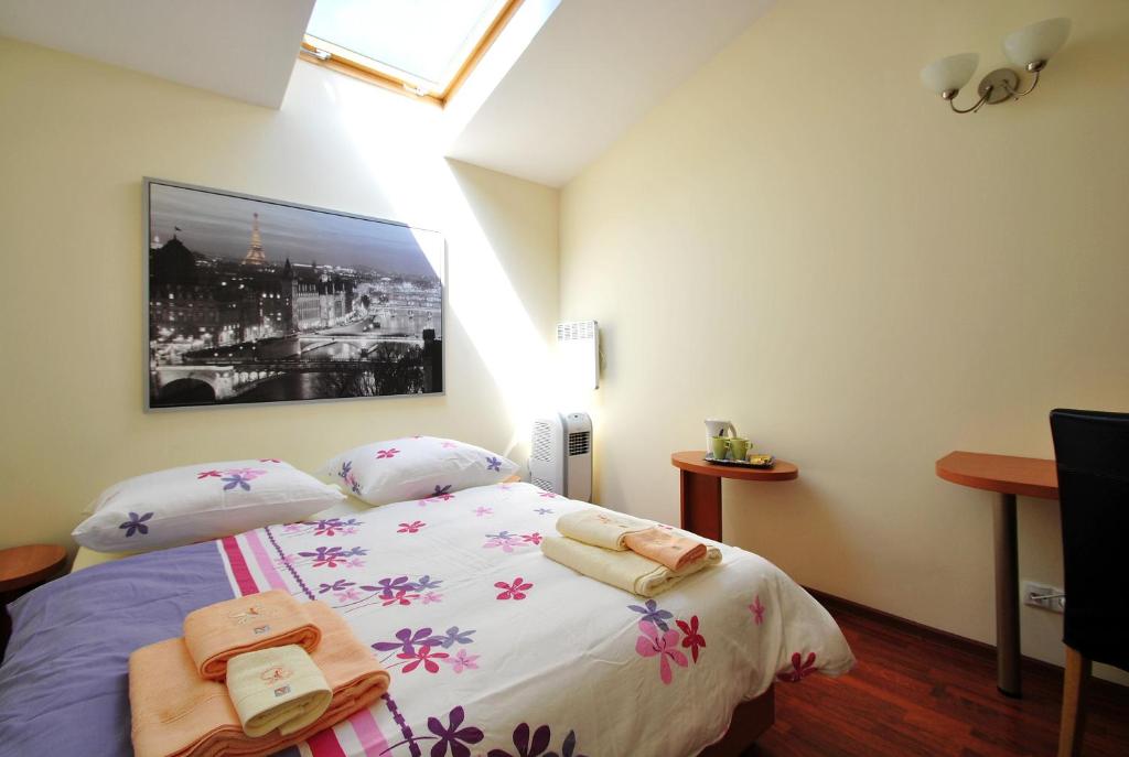 1 dormitorio con 1 cama con 2 toallas en AL-Tour, en Gdynia
