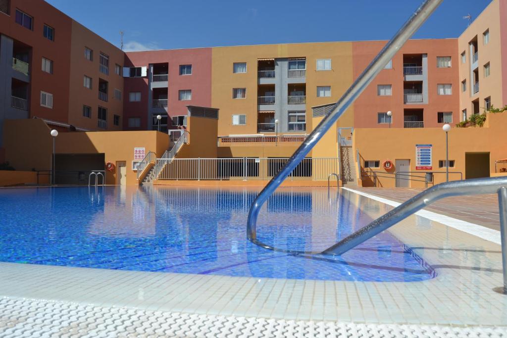 Bazén v ubytovaní Apartamento Vacacional Relax frente al mar alebo v jeho blízkosti