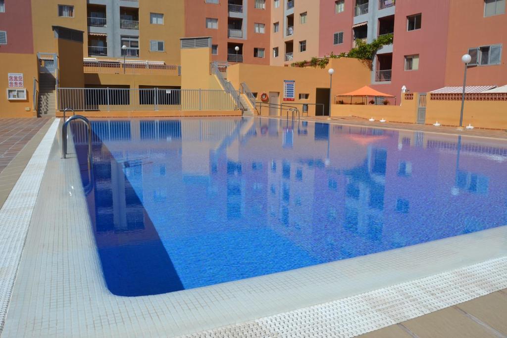 Bazén v ubytovaní Apartamento Vacacional Relax frente al mar alebo v jeho blízkosti