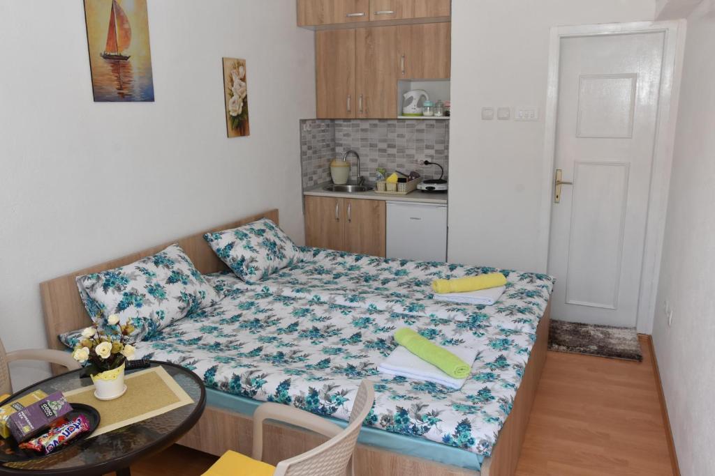 ein kleines Wohnzimmer mit einer Couch und einem Tisch in der Unterkunft Apartment Elmari in Prilep
