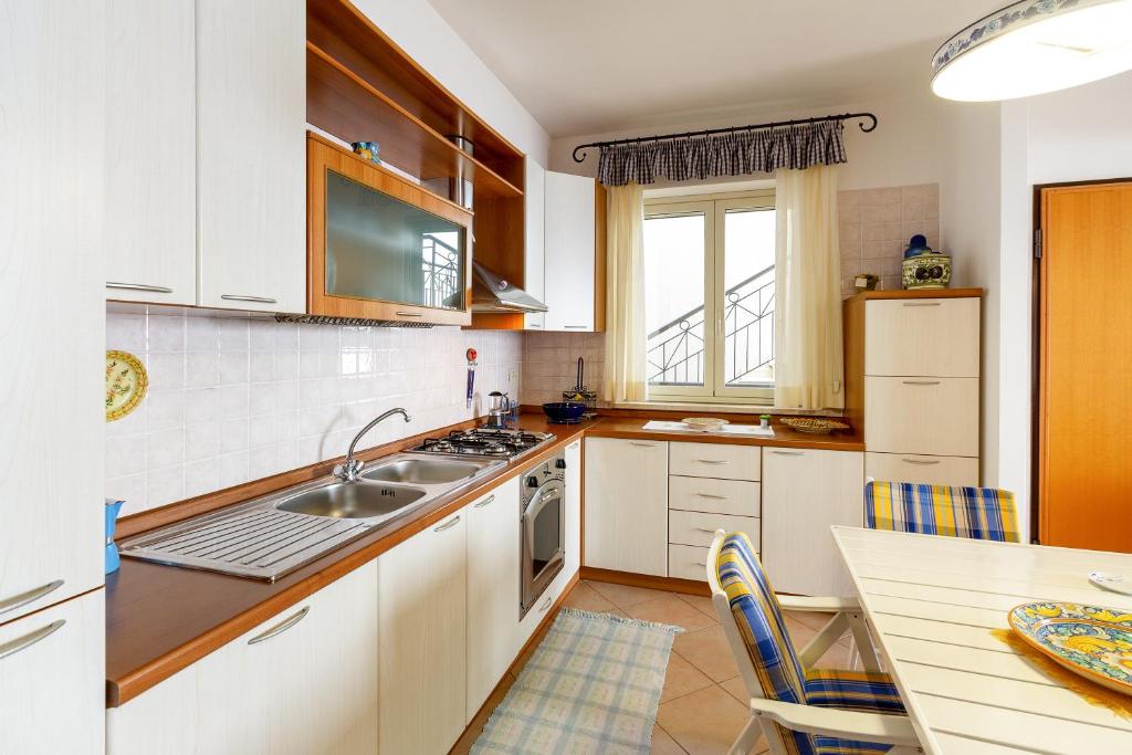 Kuchyňa alebo kuchynka v ubytovaní Fontana Vecchia Seaview Apartment