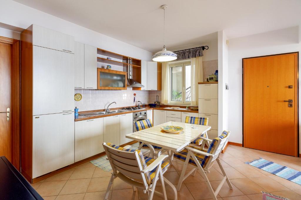 Kuchyňa alebo kuchynka v ubytovaní Fontana Vecchia Seaview Apartment