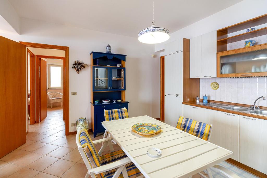 Kuchyňa alebo kuchynka v ubytovaní Fontana Vecchia Seaview Apartment