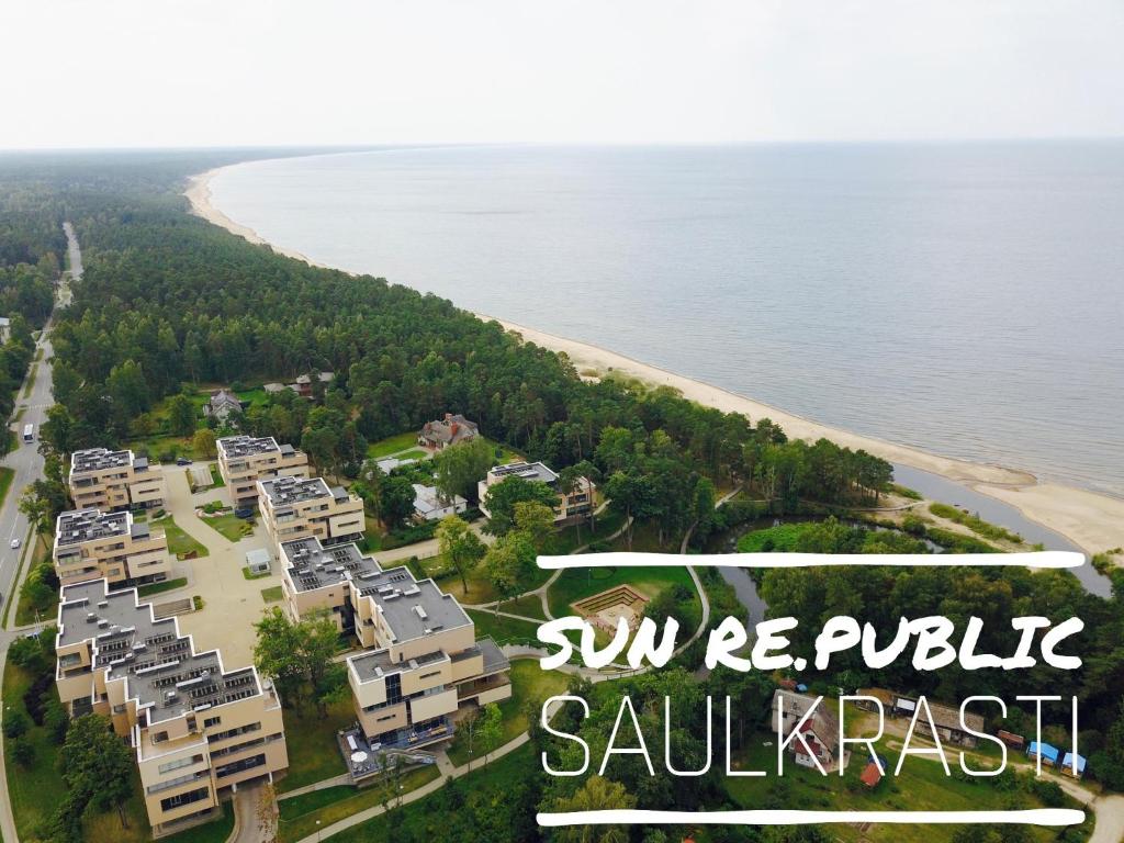 uma vista aérea de um resort perto do oceano em Saules Club Apart Hotel em Saulkrasti