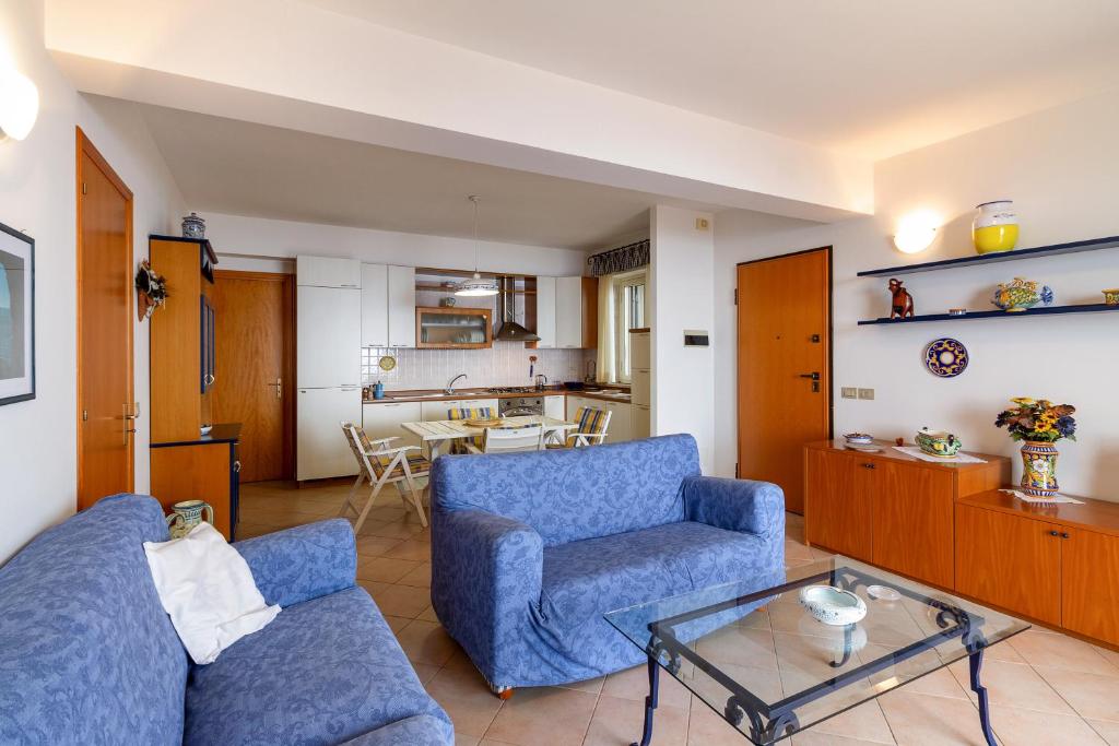 Posedenie v ubytovaní Fontana Vecchia Seaview Apartment