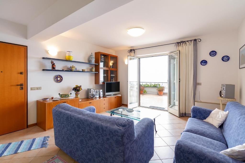 Posedenie v ubytovaní Fontana Vecchia Seaview Apartment