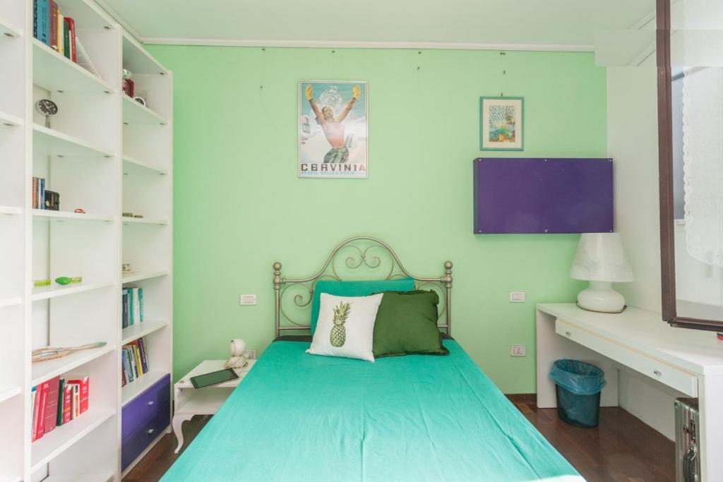 sypialnia z łóżkiem z niebieską narzutą w obiekcie B&B La Dimora di Charme w mieście Basiglio