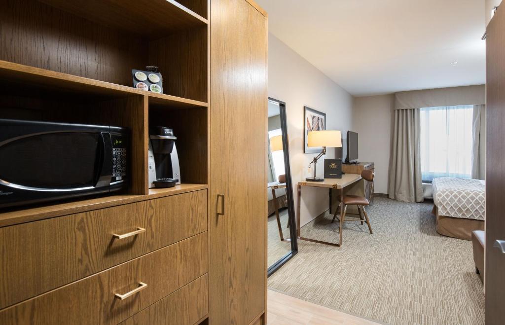 TV a/nebo společenská místnost v ubytování Pomeroy Inn & Suites Prince George