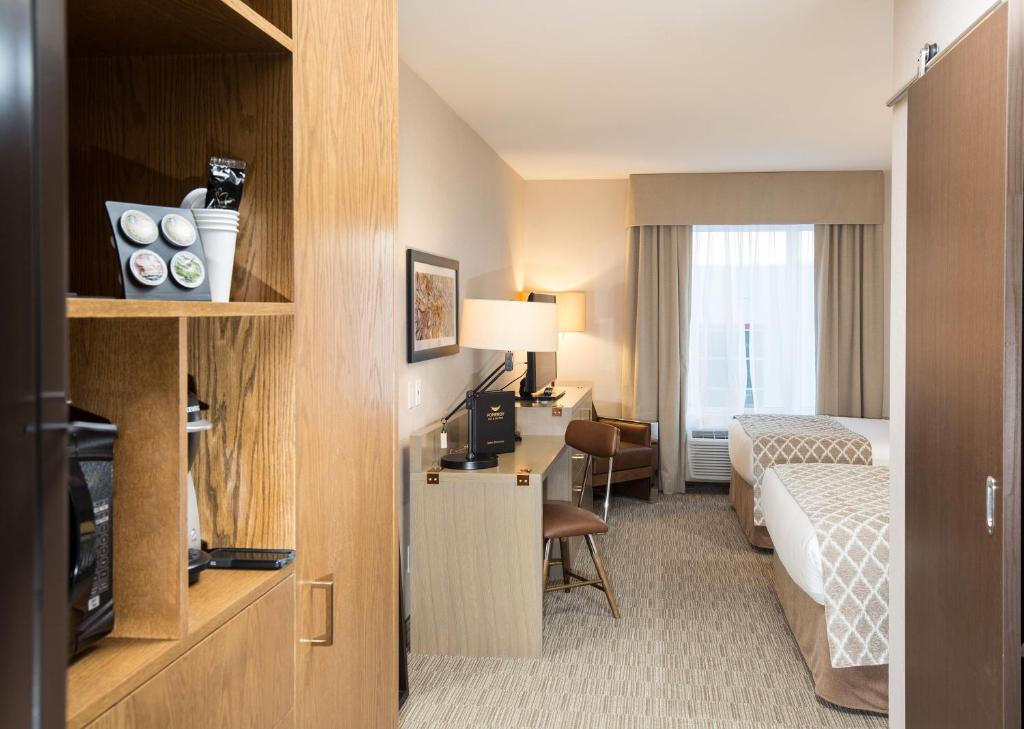Postel nebo postele na pokoji v ubytování Pomeroy Inn & Suites Prince George