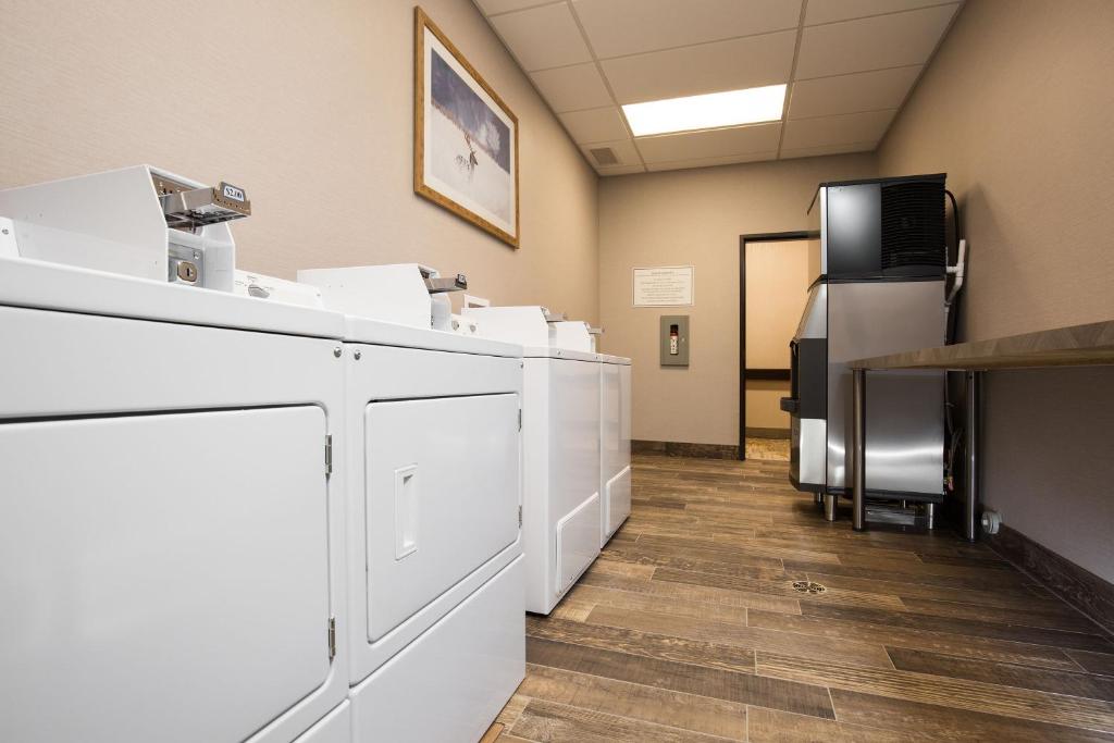 Kuchyň nebo kuchyňský kout v ubytování Pomeroy Inn & Suites Prince George