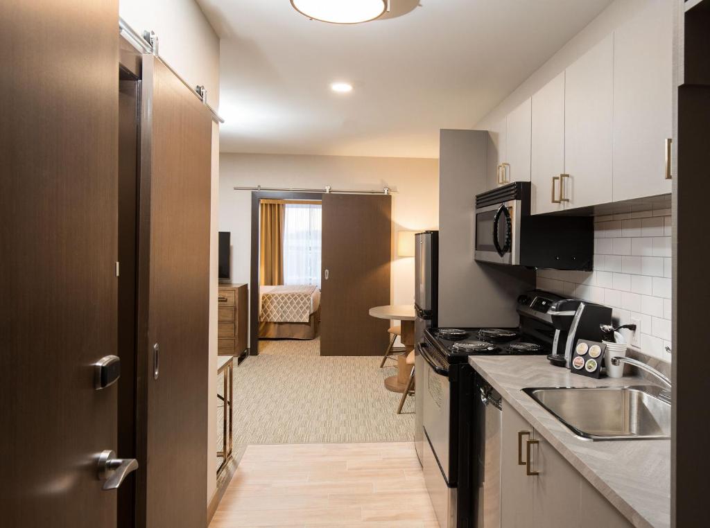 Kuchyň nebo kuchyňský kout v ubytování Pomeroy Inn & Suites Prince George