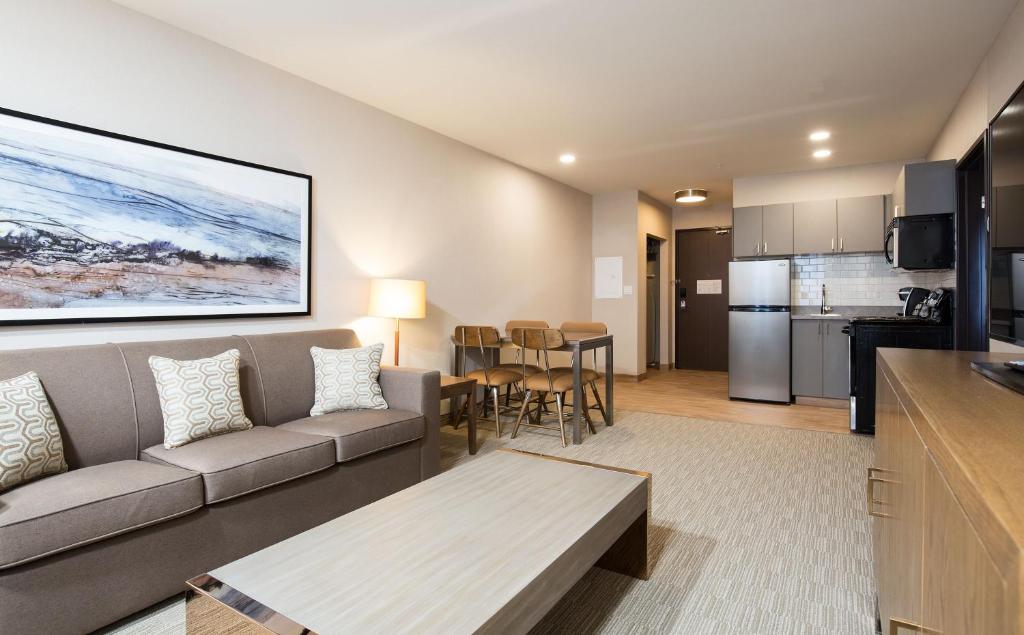 Kuchyň nebo kuchyňský kout v ubytování Pomeroy Inn & Suites Prince George