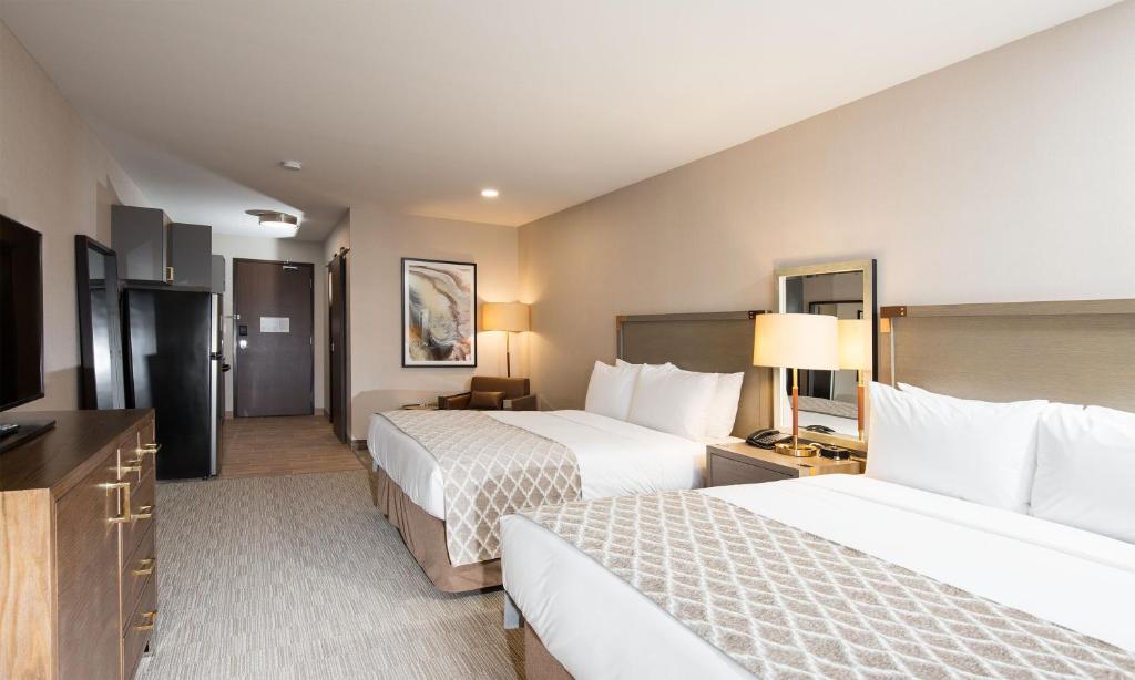Postel nebo postele na pokoji v ubytování Pomeroy Inn & Suites Prince George