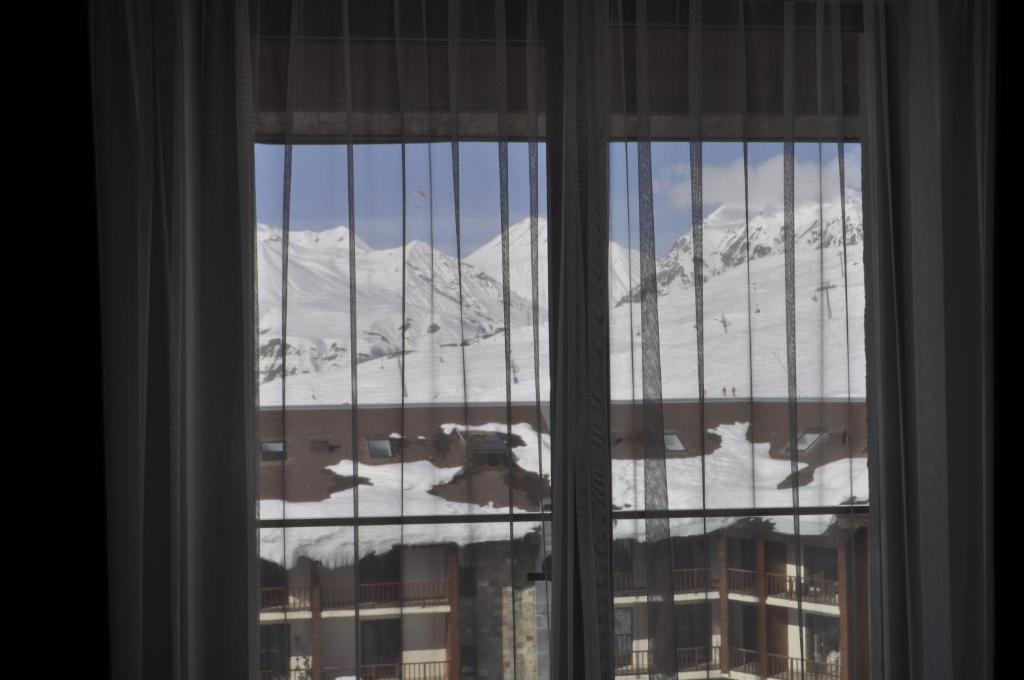 Nespecifikovaný výhled na hory nebo výhled na hory při pohledu z aparthotelu