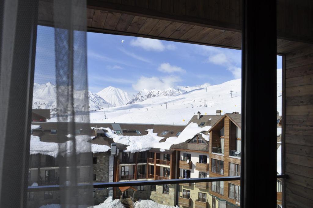 Nespecifikovaný výhled na hory nebo výhled na hory při pohledu z aparthotelu