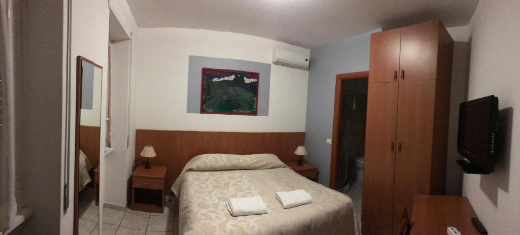 ローマにあるソフィア ホリデー ホームの小さなベッドルーム(ベッド1台、テレビ付)