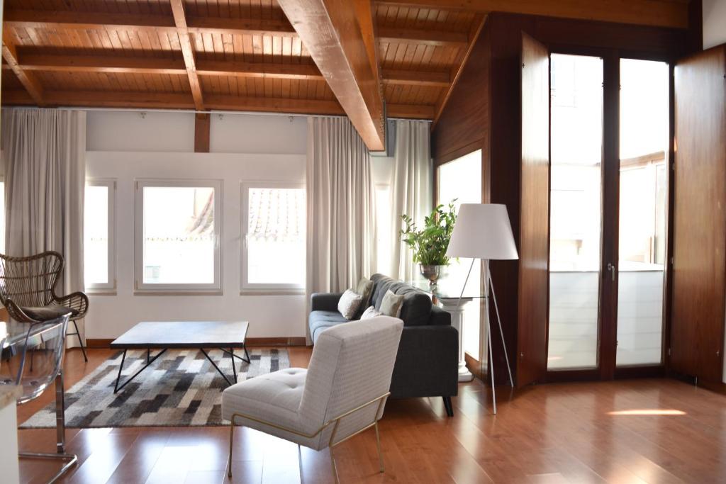 salon z kanapą i krzesłem w obiekcie Architect-Designed Loft in a Historic Hilltop Neighborhood w Lizbonie
