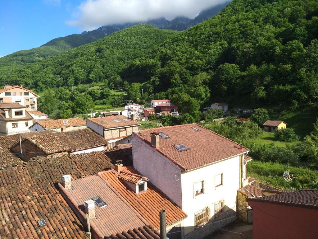 a view of a village with mountains in the background at Apartamento Rural Felechosa in Felechosa
