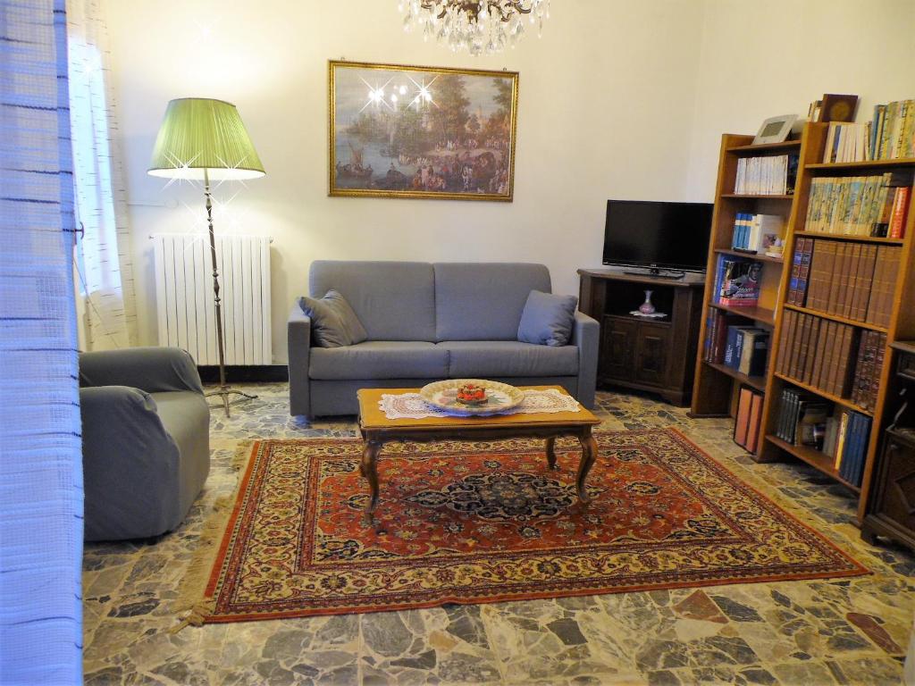 - un salon avec un canapé et une table basse dans l'établissement Appartamento al mare, à Ceriale