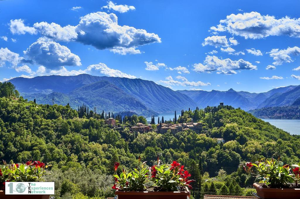een uitzicht op een vallei met bergen en bloemen bij Casa Iris in Perledo