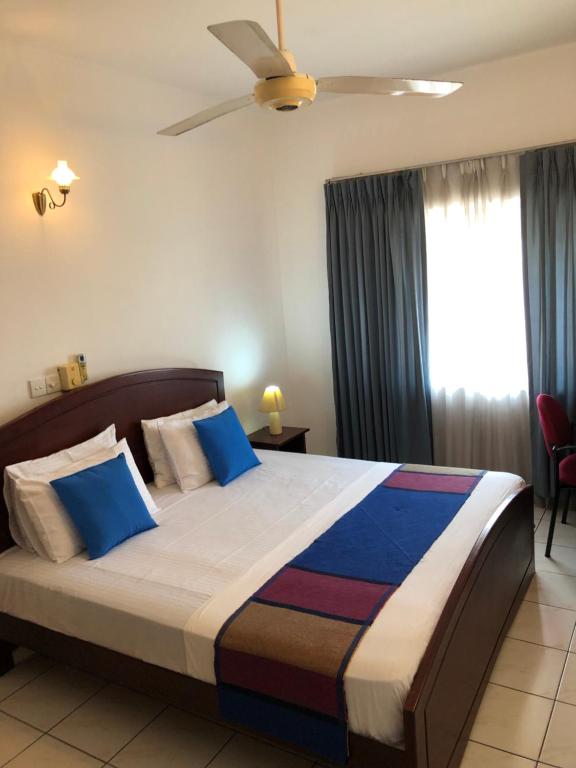 Un pat sau paturi într-o cameră la 3 Room 10th Floor City View Apartment - Ascon Residencies