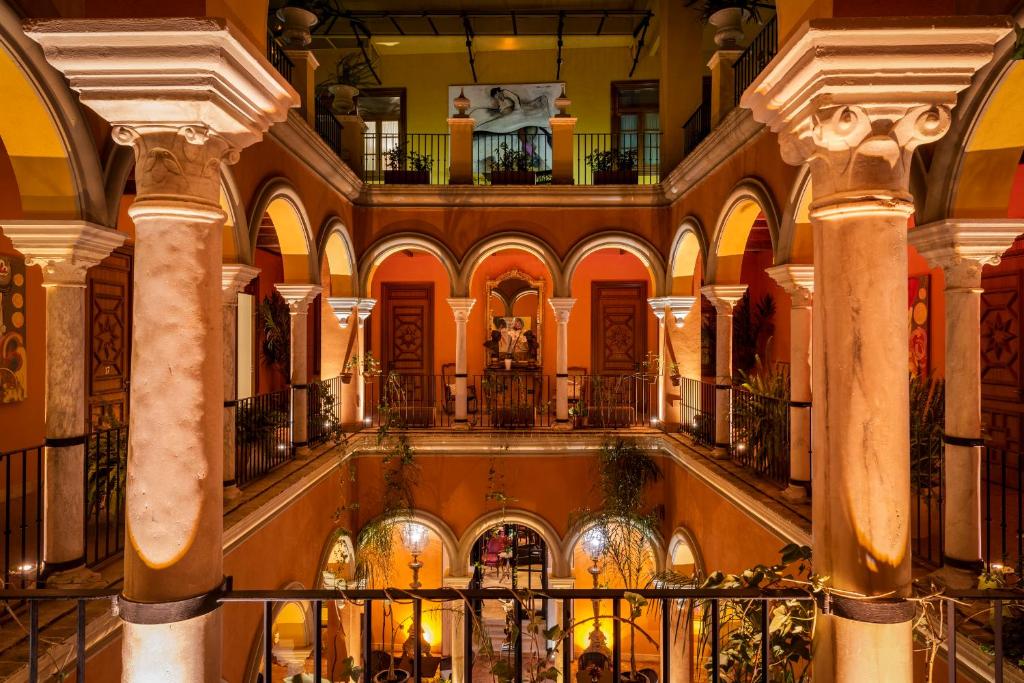 ein großes Gebäude mit Säulen und einer Treppe darin in der Unterkunft Hotel Casa Del Poeta in Sevilla