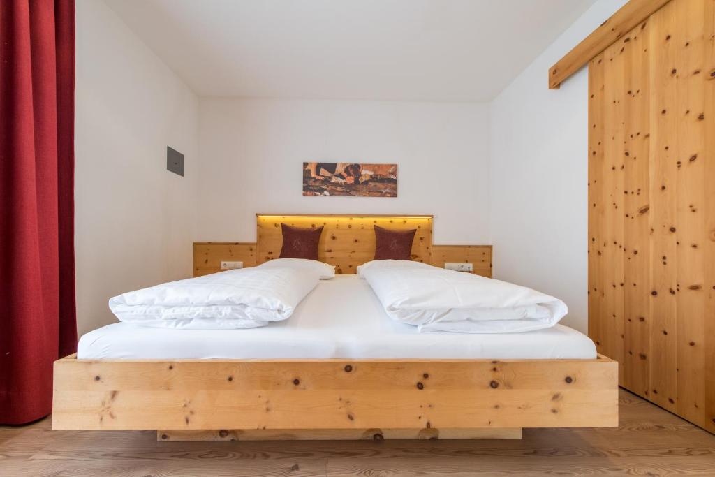 Postel nebo postele na pokoji v ubytování Hotel Alpenrast