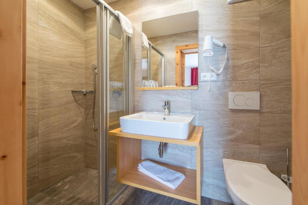 Koupelna v ubytování Hotel Alpenrast