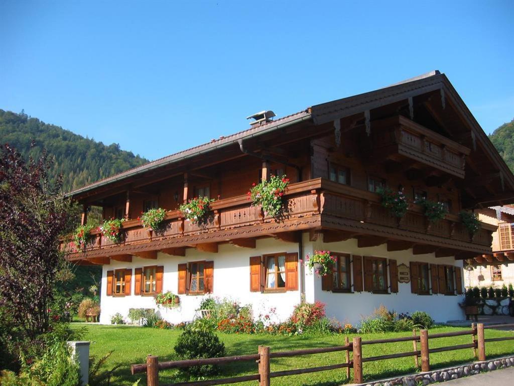 un edificio con cajas de flores en sus balcones en Haus Hager en Schneizlreuth