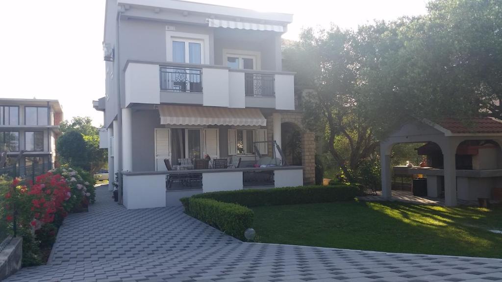 Casa blanca con patio y patio en Apartments Lisica, en Bibinje