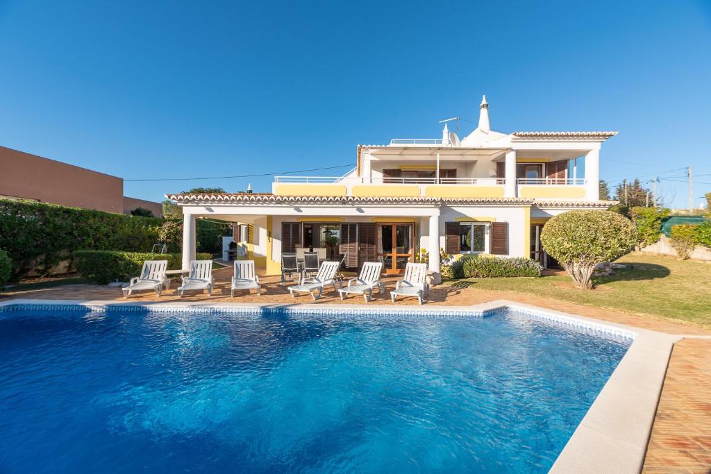 uma villa com piscina em frente a uma casa em Villa Andrea by Gabi Miguel em Albufeira