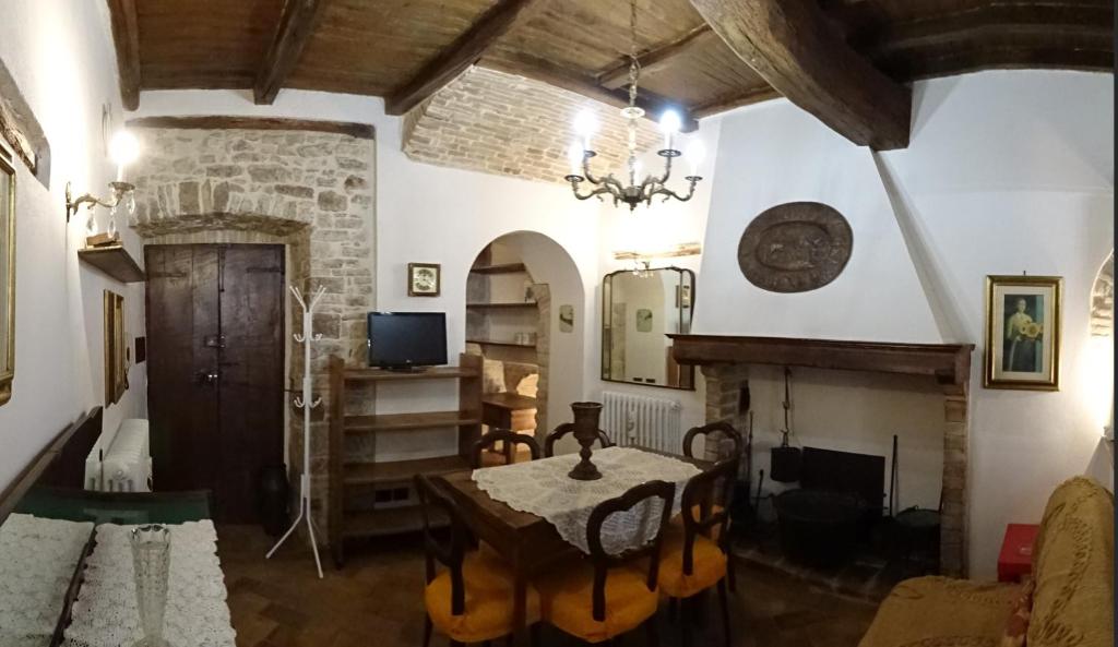 una sala da pranzo con tavolo e camino di Non ditelo al Duca - Lo Spagna a Spoleto