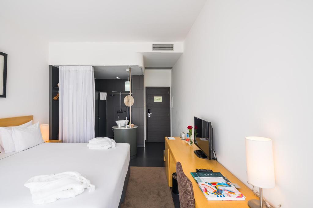 Uma cama ou camas num quarto em Boticas Hotel Art & SPA