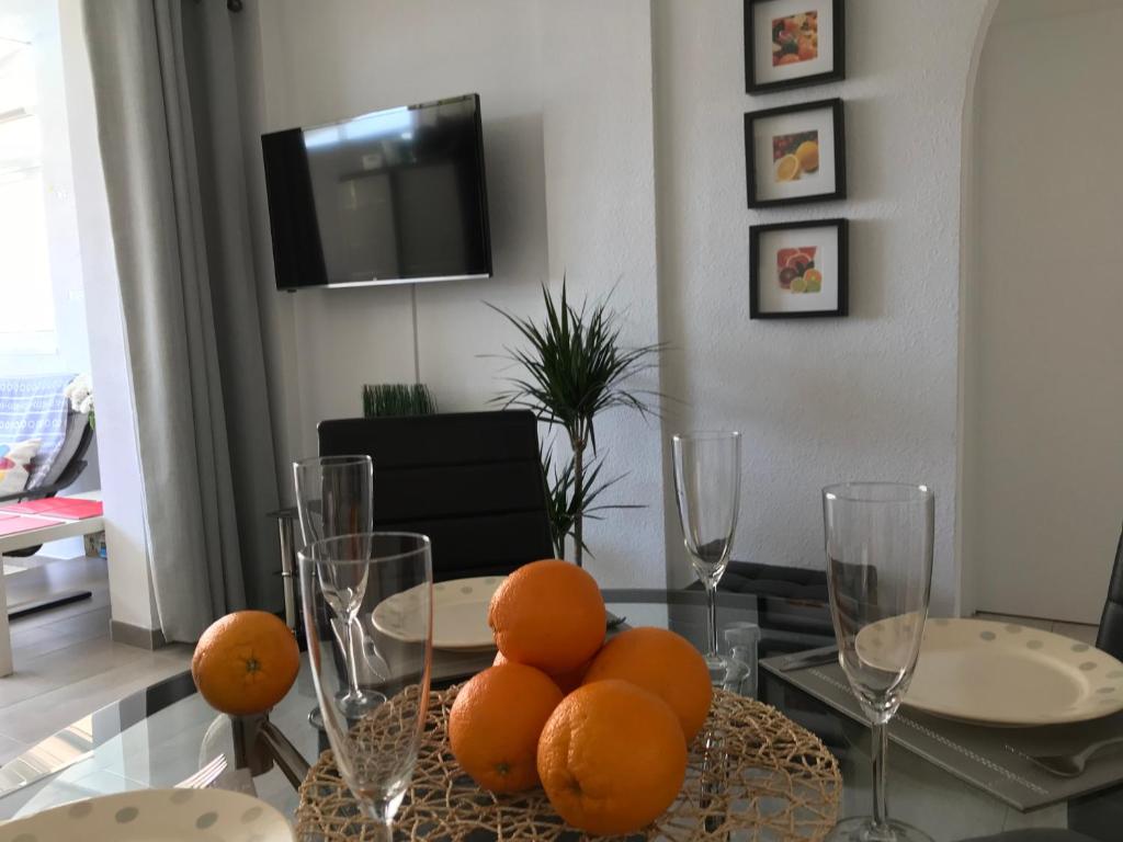 einen Esstisch mit Orangen darüber in der Unterkunft Isla Verde Apartment in Torrevieja
