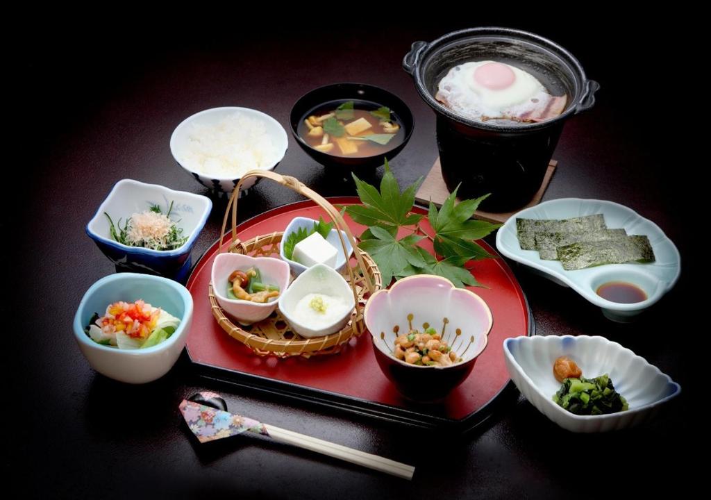 旅館の敷地内または近くでの食事または食べ物