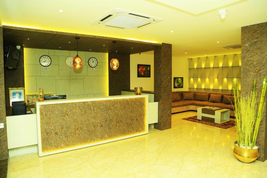 vestíbulo con recepción y sofá en HOTEL KEK GRAND PARK en Chennai