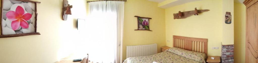 Postel nebo postele na pokoji v ubytování Hostal La Vega