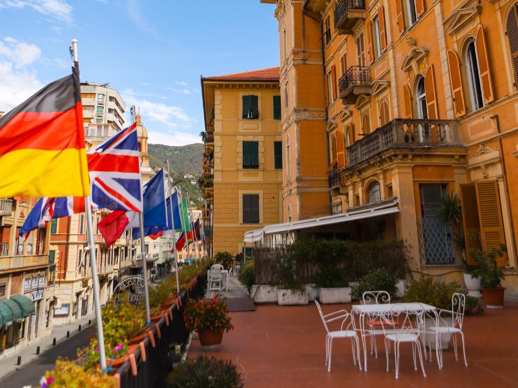 um grupo de bandeiras em frente a um edifício em Hotel Portofino em Rapallo