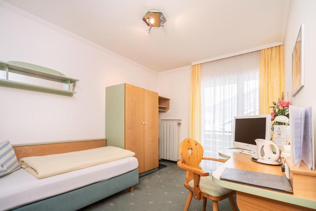 Postel nebo postele na pokoji v ubytování Hotel Sonnenspitz ***