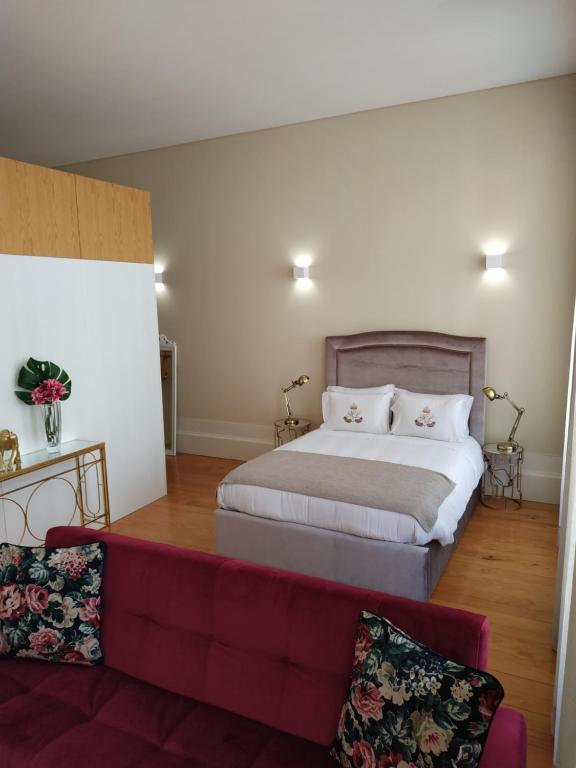 波多的住宿－ML Apartments River，一间卧室配有一张床和一张沙发