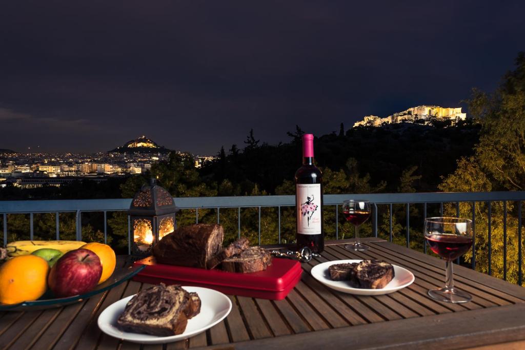 アテネにあるMy amazing view of Acropolisのテーブル(食器、ワイン1本付)