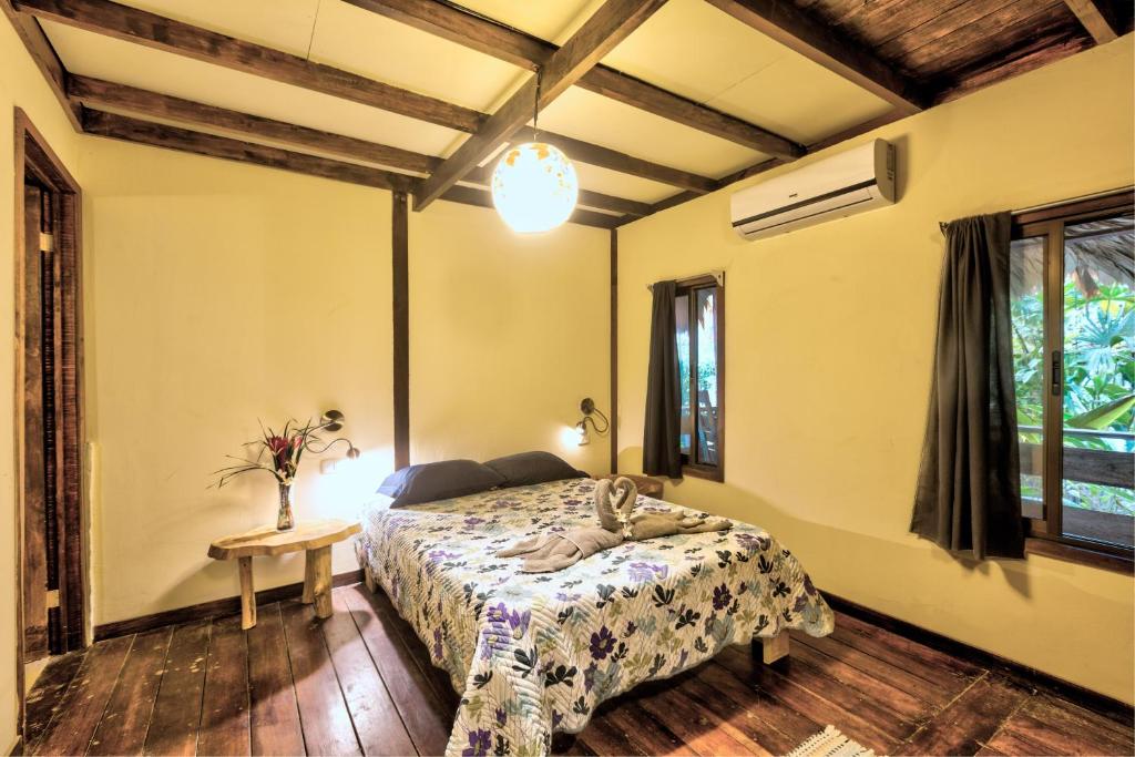 Postel nebo postele na pokoji v ubytování Playa 506 Beachfront Hostel