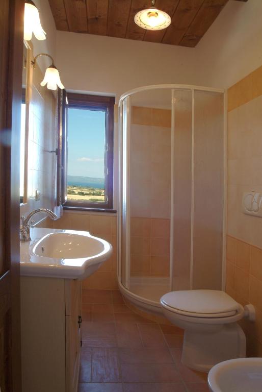 Koupelna v ubytování Agriturismo Le Ginestre