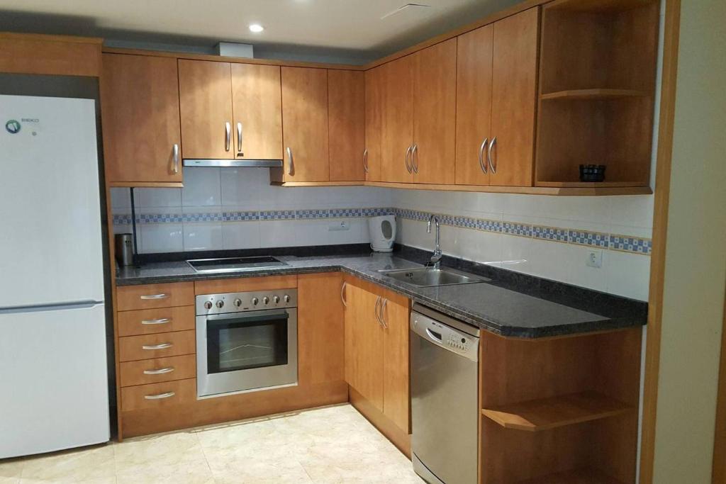 Kuchyňa alebo kuchynka v ubytovaní Fabuloso apartamento familiar con piscina en Salou