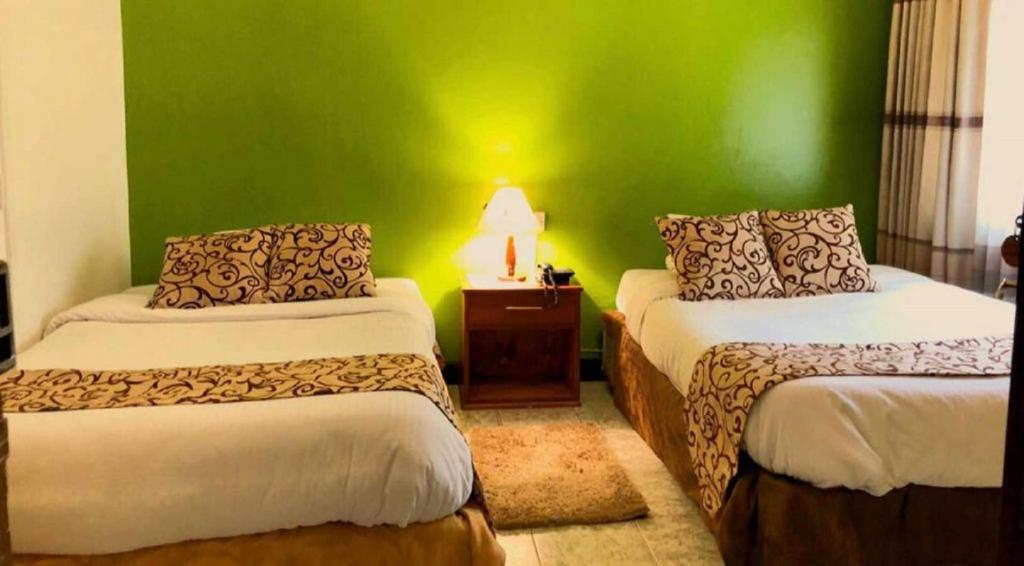 Postel nebo postele na pokoji v ubytování Hotel Embassy
