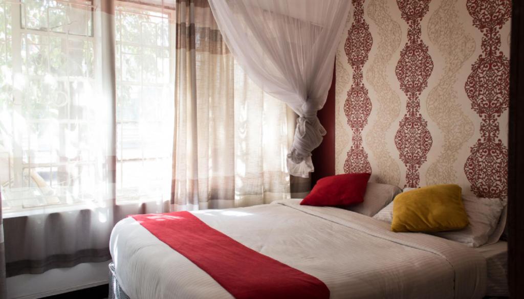 Postel nebo postele na pokoji v ubytování Hotel Embassy