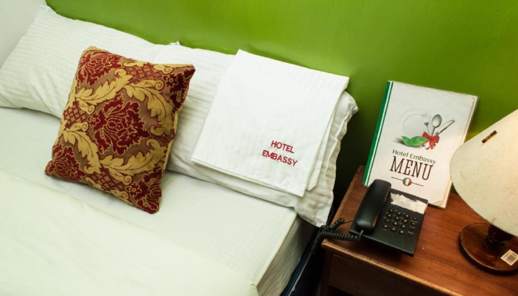 Postel nebo postele na pokoji v ubytování Hotel Embassy