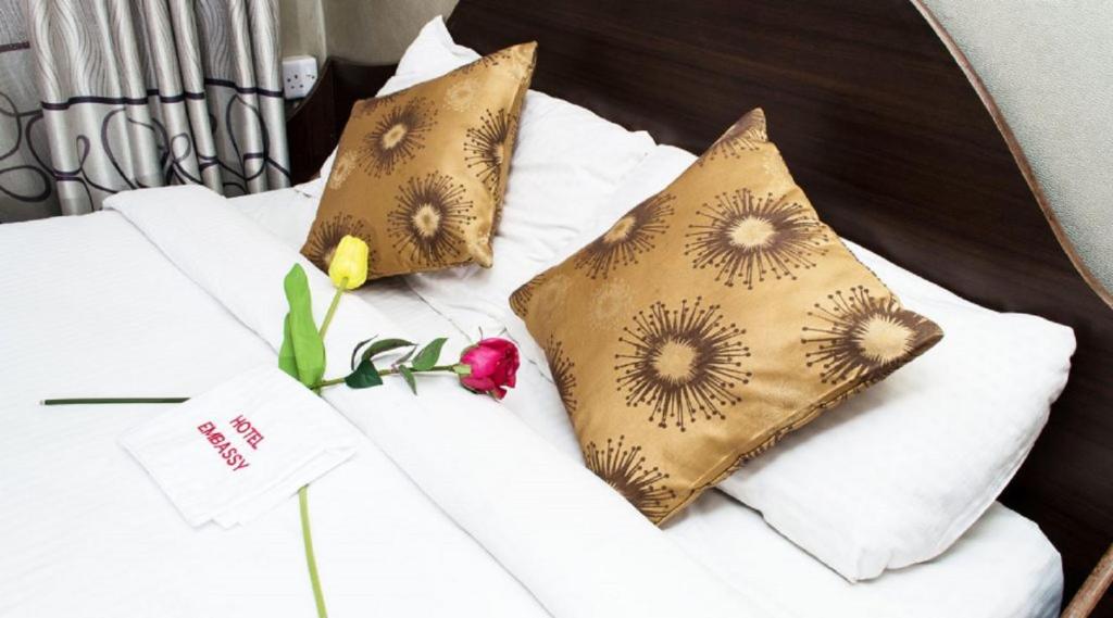 Postel nebo postele na pokoji v ubytování Hotel Embassy