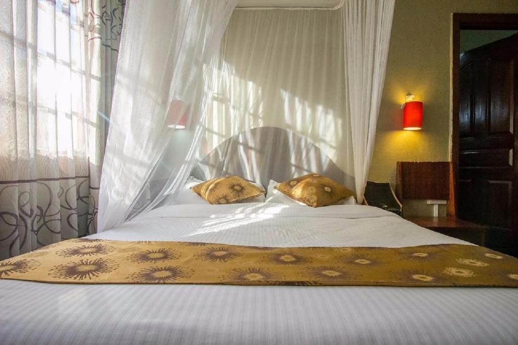 Postel nebo postele na pokoji v ubytování Hotel Embassy